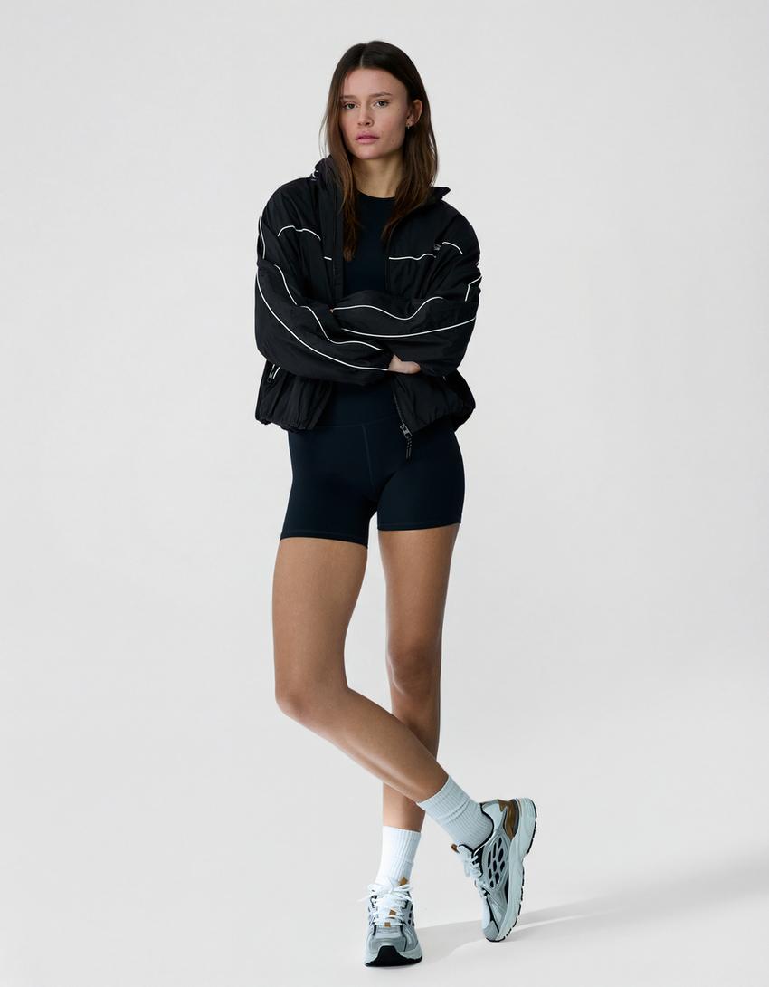 Τζάκετ από τεχνικό ύφασμα με κουκούλα-Μαύρο