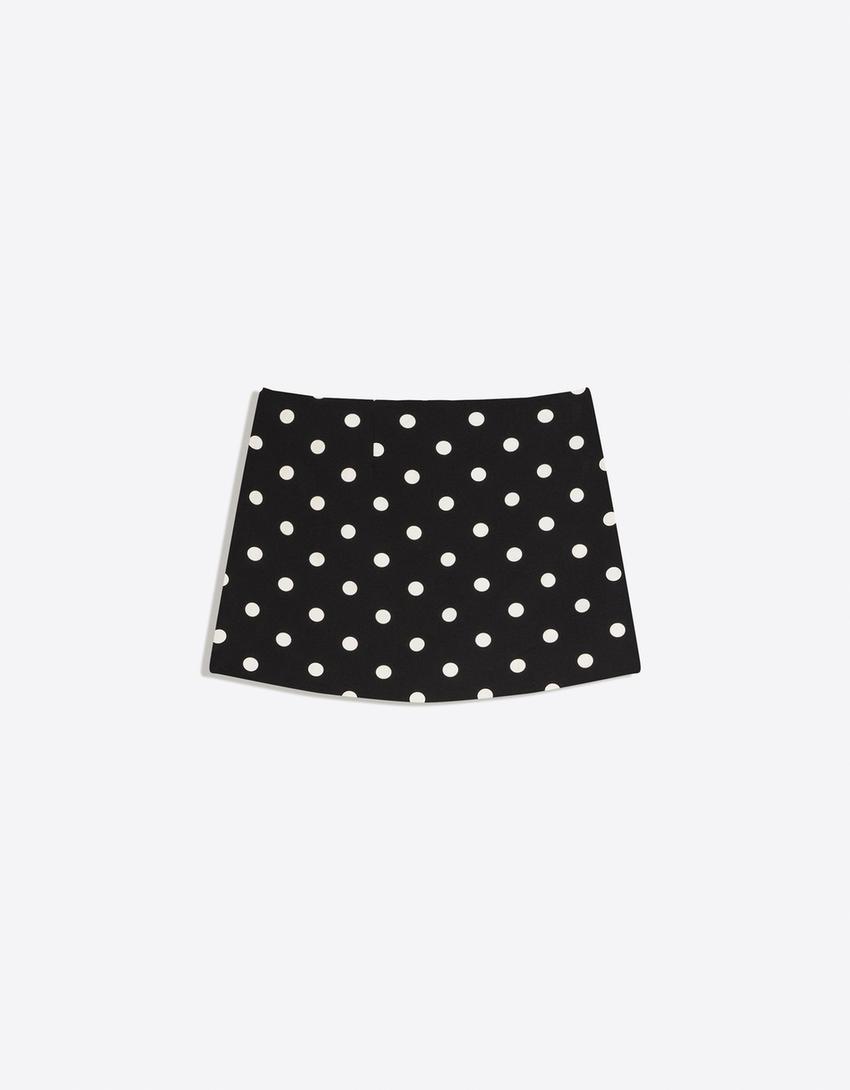 Saia-calça mini com fivela-Branco / Preto