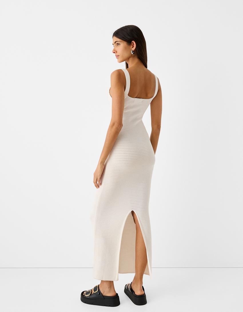 فستان متوسط الطول بحمالات وتخريمات-كريمي-2