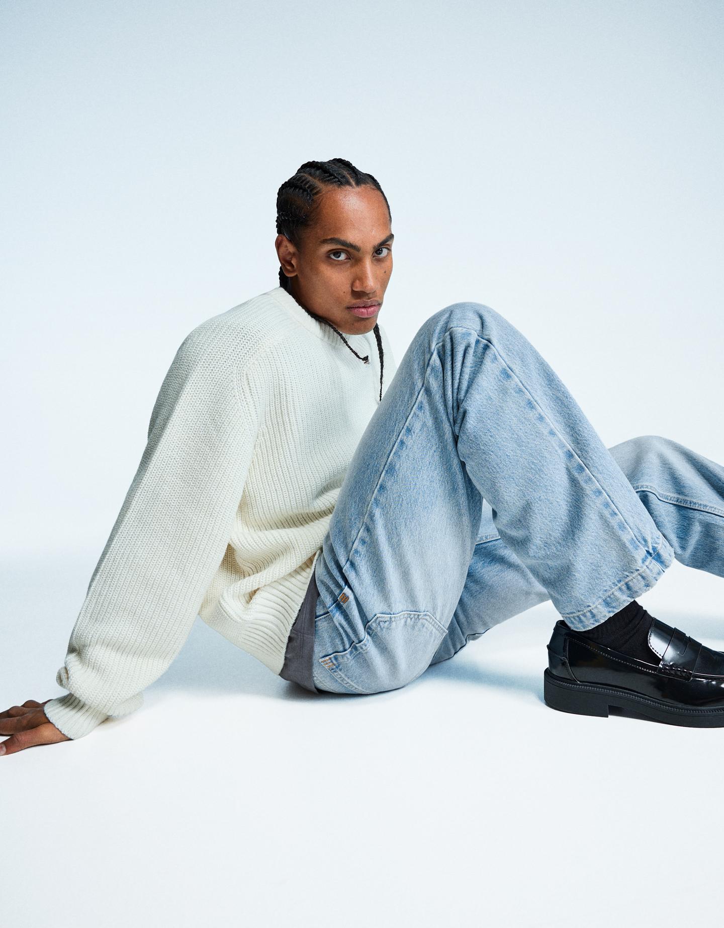 Bershka jeansy o kroju straight relaxed wyblakły niebieski