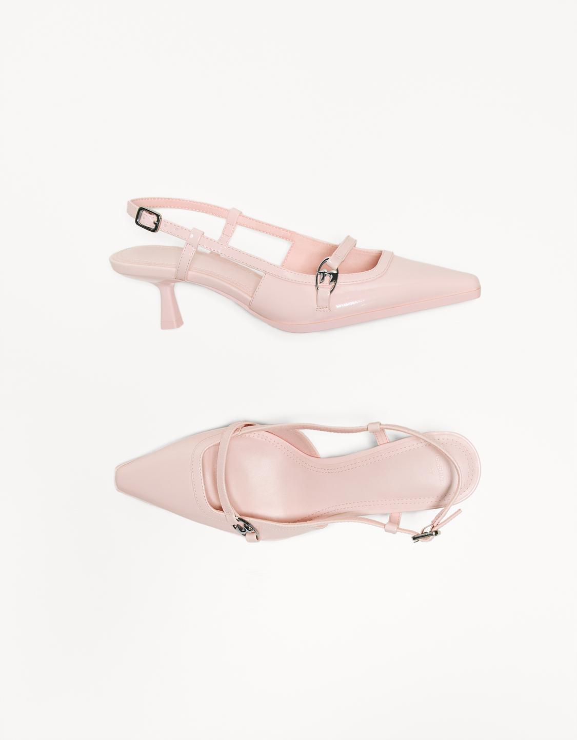 Sapato de tacão kitten com fivela