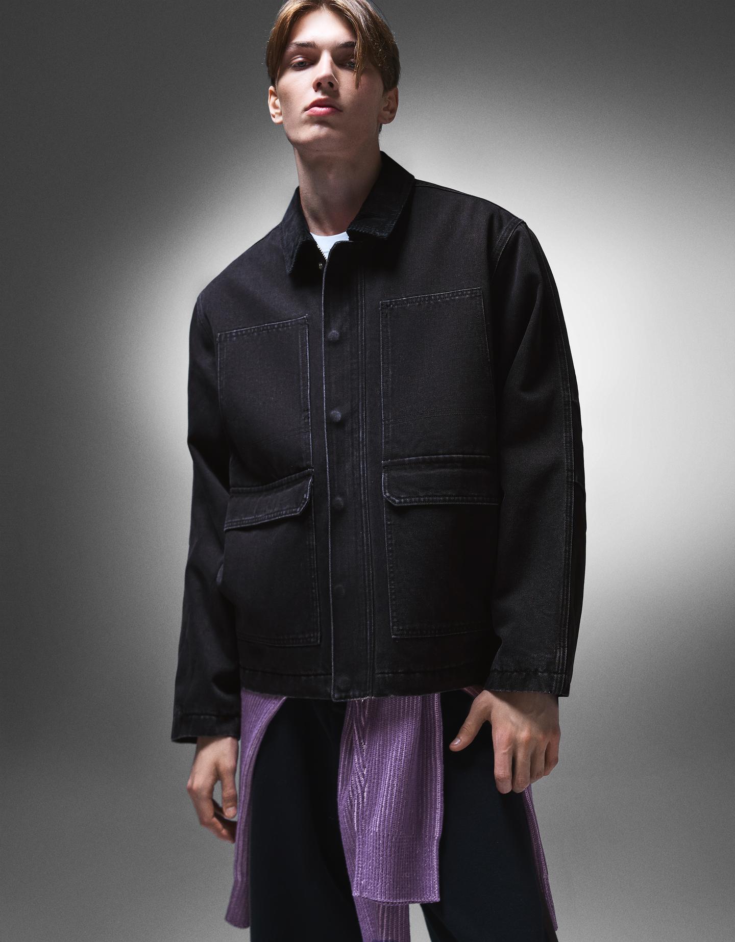 Bershka jeansowa kurtka z kieszeniami czarny