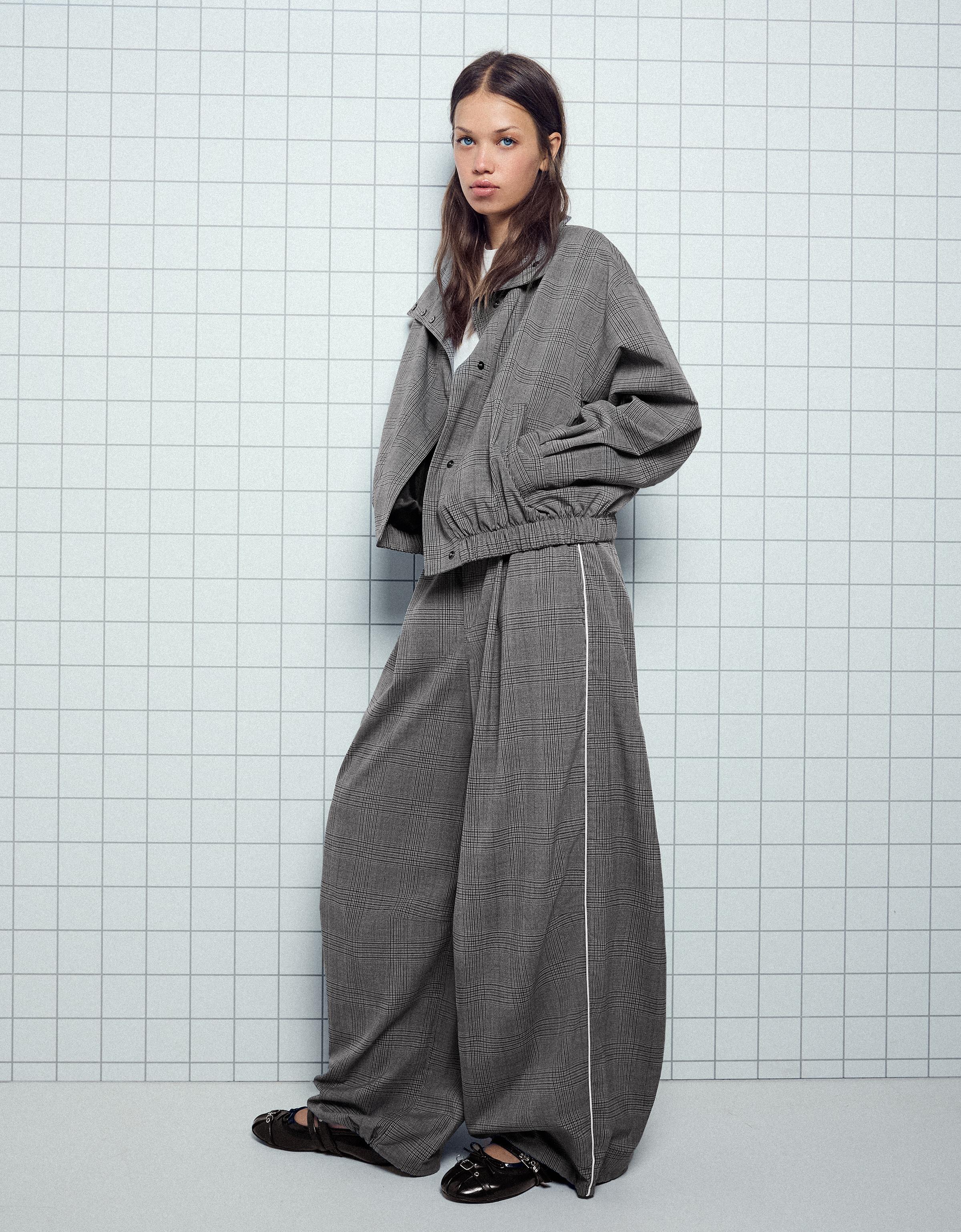 Bershka Kare desenli pileli pantolon görsel 6