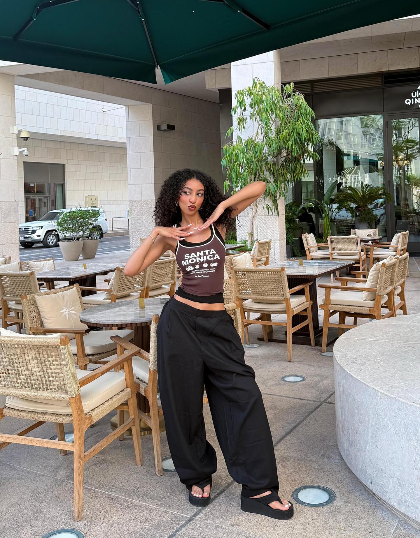 Bershka spodnie balloon fit z mieszanki lnu z zakładkami czarny