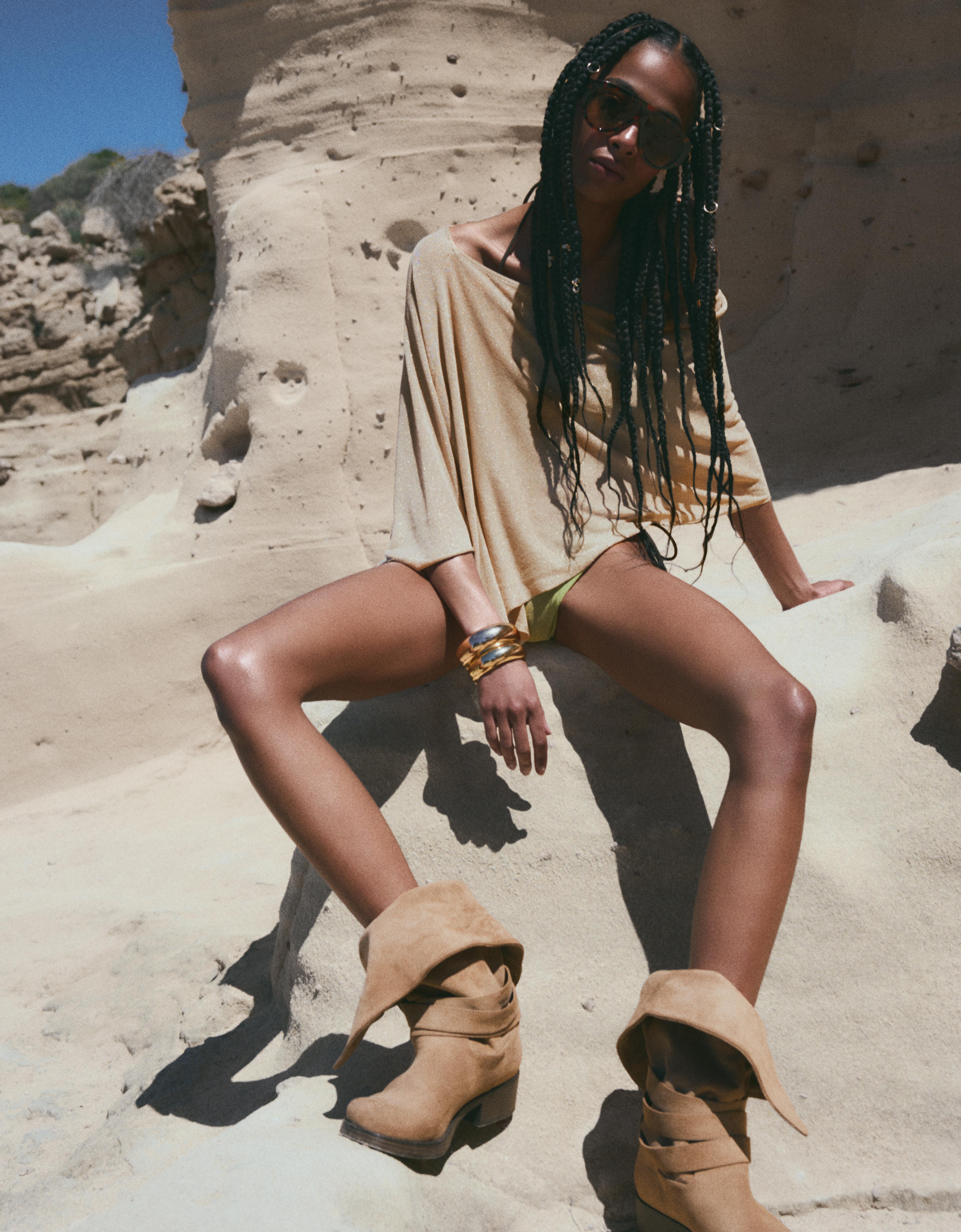 Asymmetric metallic thread cape — Sand