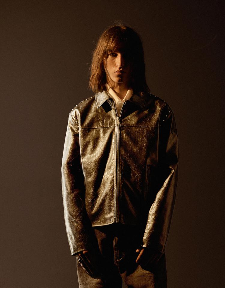 Cazadora efecto piel tachas