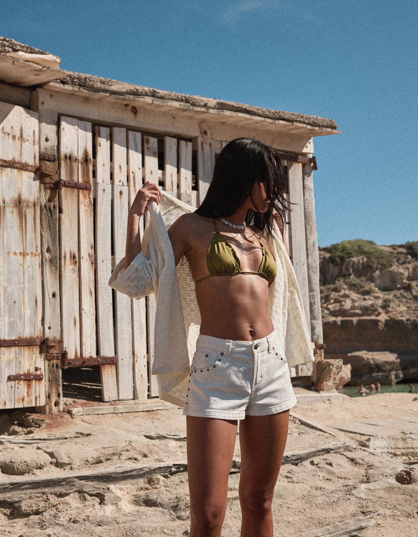 Bershka obszerne spodenki z ćwiekami biały złamany