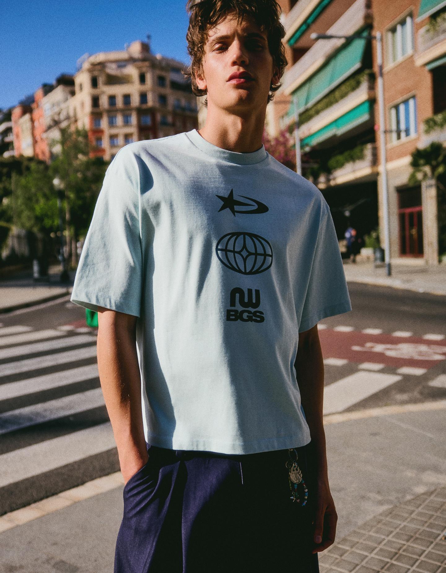 Bershka koszulka boxy fit z nadrukiem jasnoniebieski