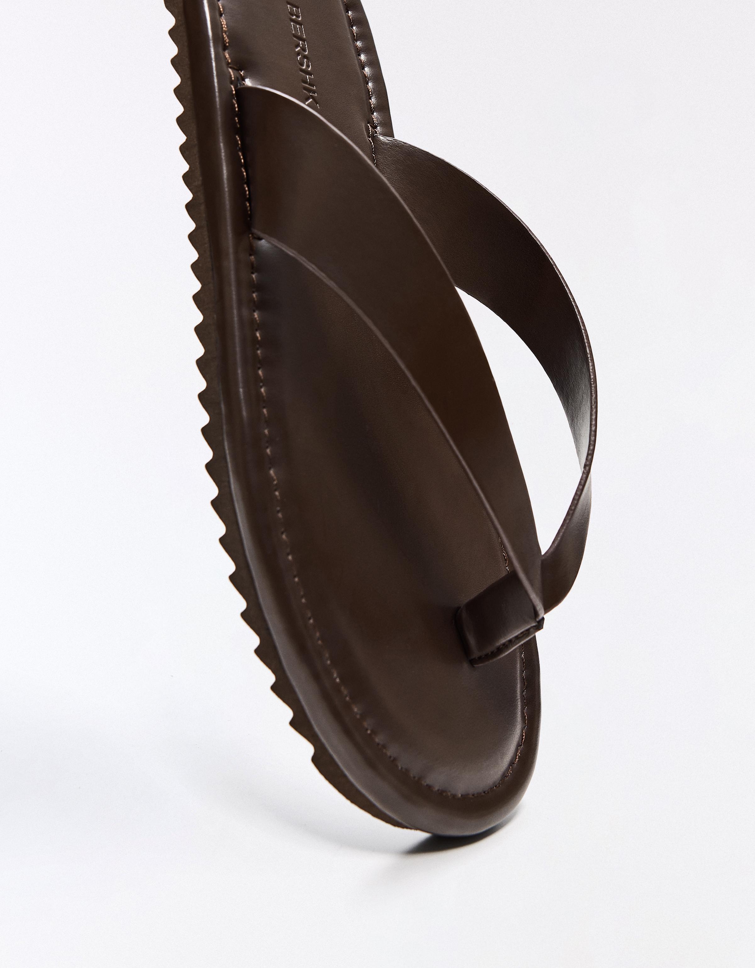 Thong strap sandals — Brown