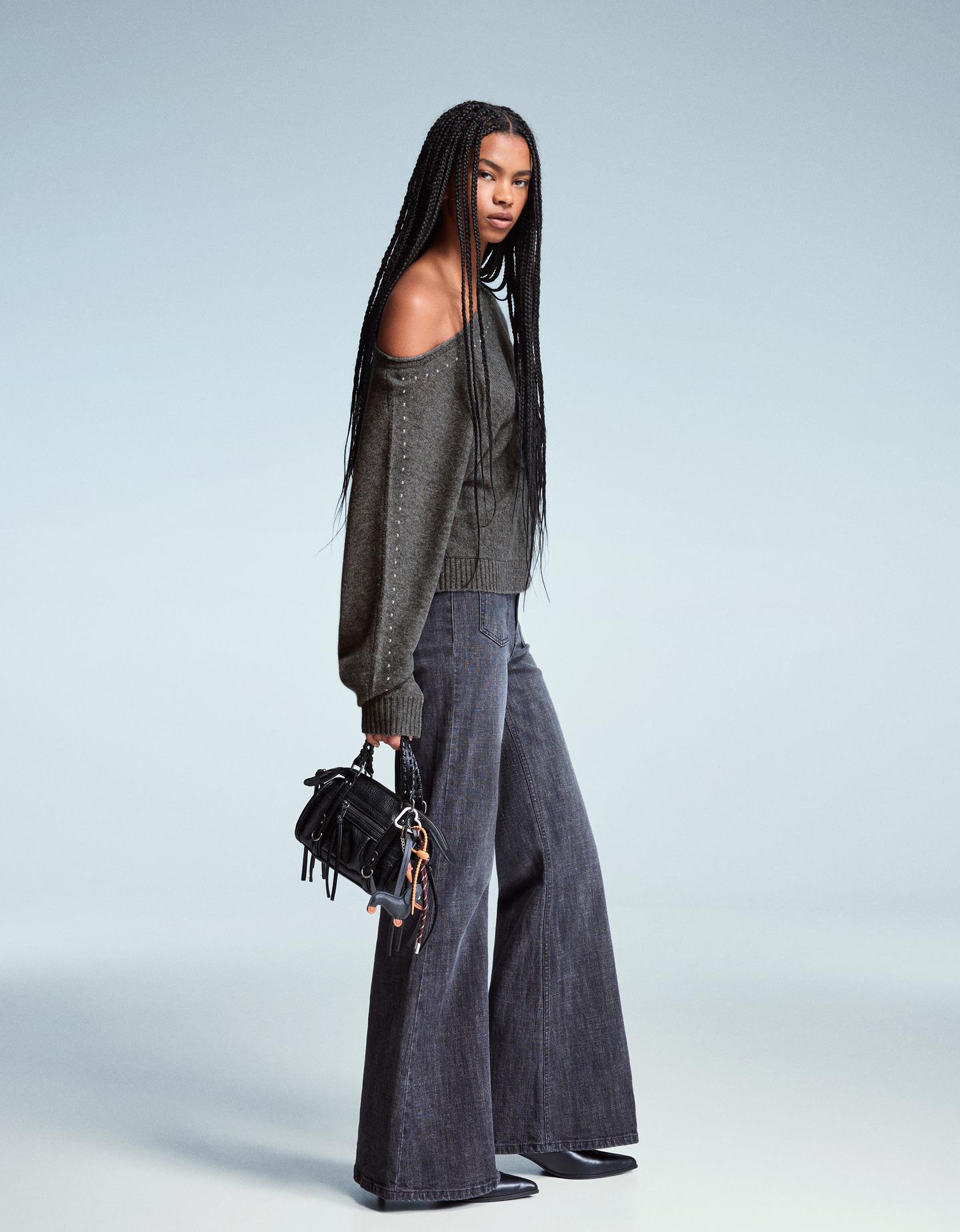 Bershka sweter z dekoltem w łódkę i ćwiekami ciemnoszary