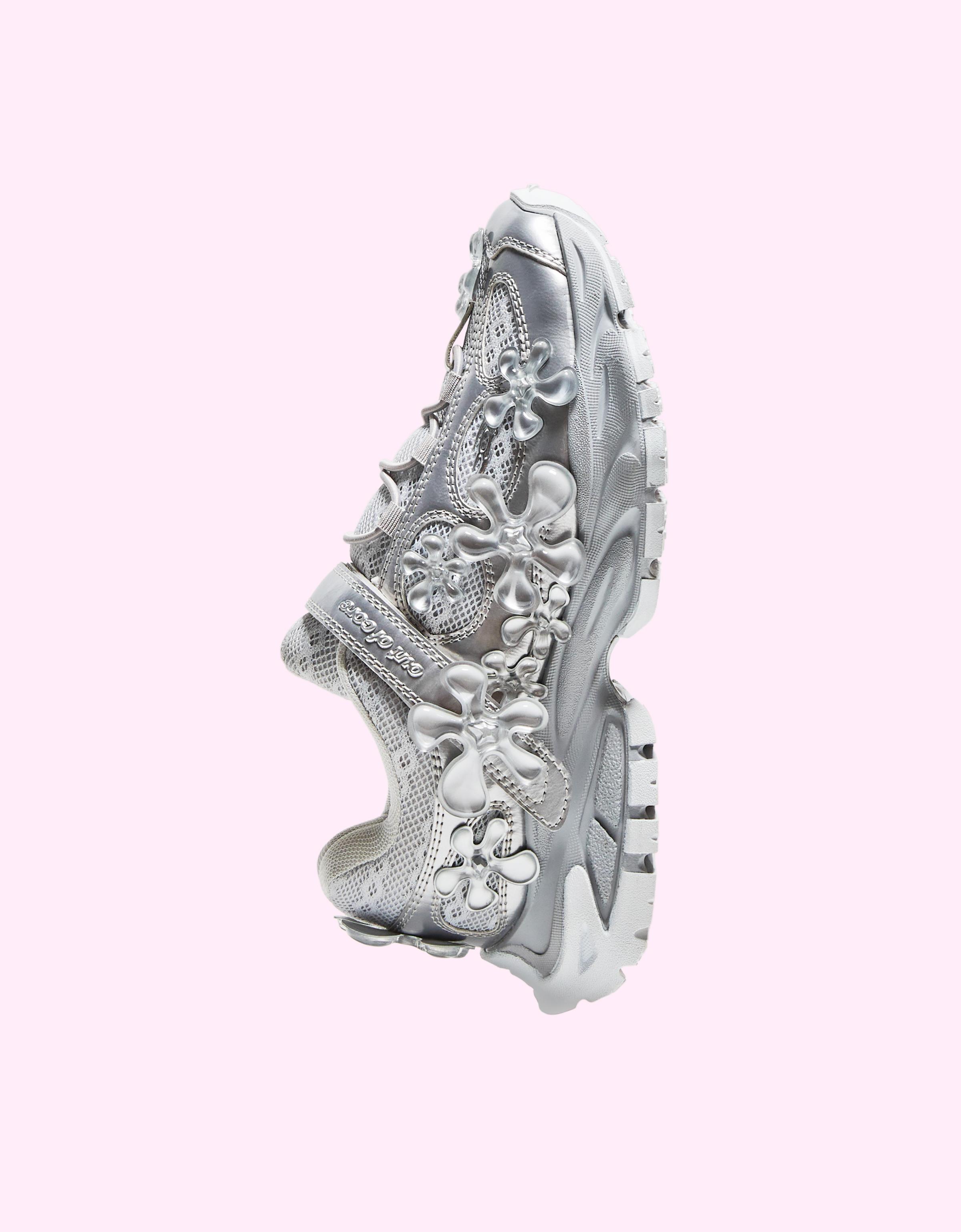 海外限定!【Bershka】out of core フローラル スニーカー Bershka】海外限定 out of core 箱付き フローラル スニーカー