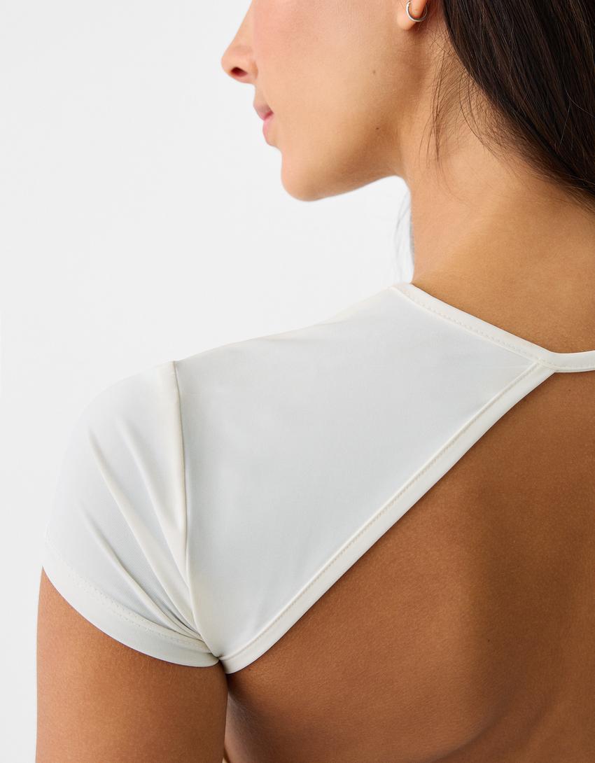 تيشرت بأكمام قصيرة وفتحة خلفية-كريمي-2