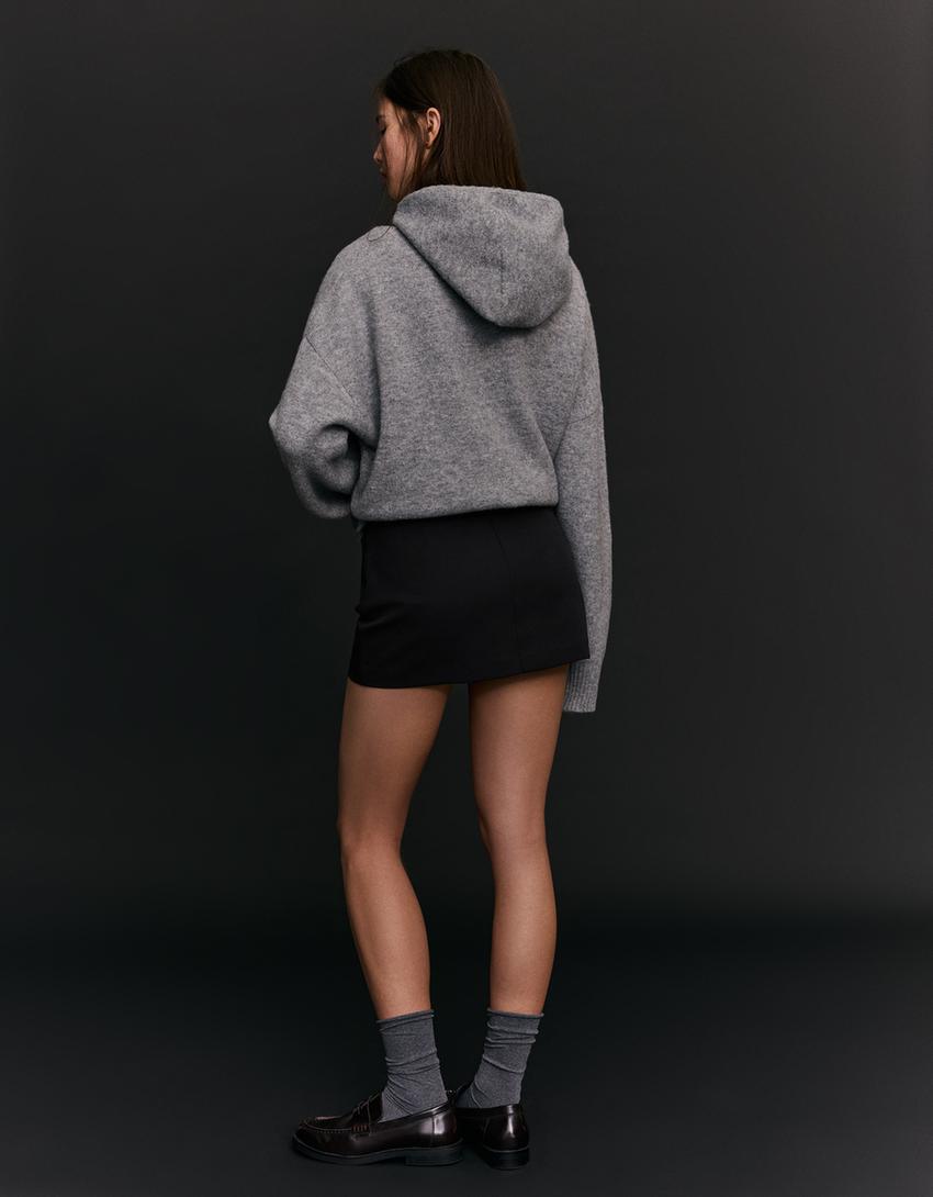 Saia-calça curta com fivela-Preto