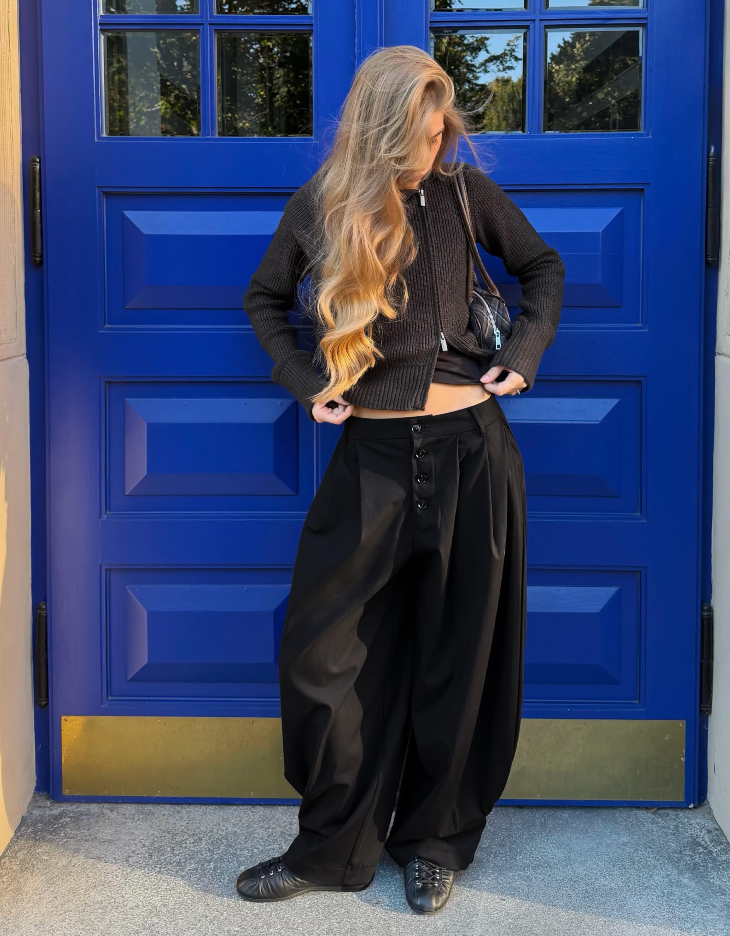 Balloon trousers with pleats and buttons