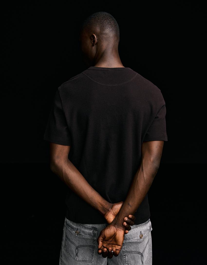 Short sleeve waffle baker T-shirt-Black