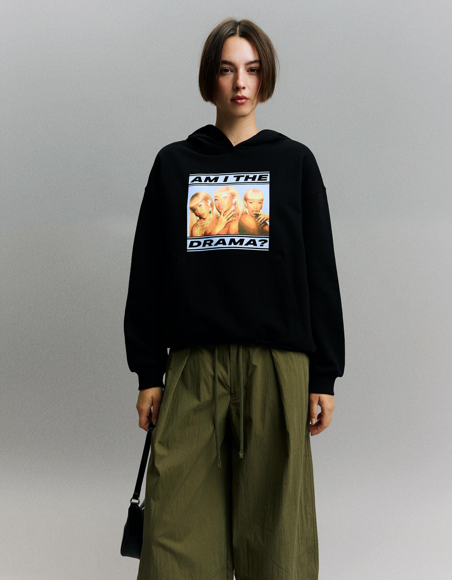 Bershka bluza cardi b z kapturem i nadrukiem czarny