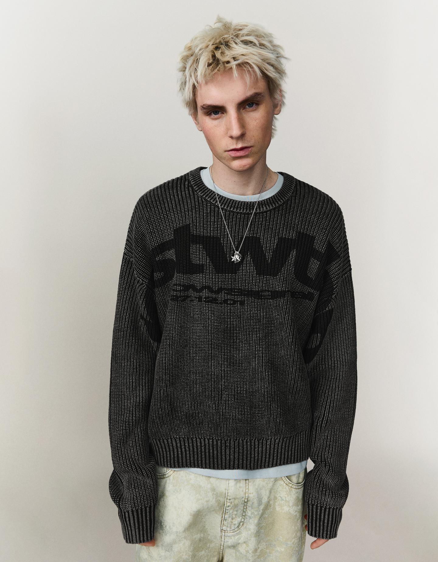 Bershka sweter z efektem spranego nadruku czarny