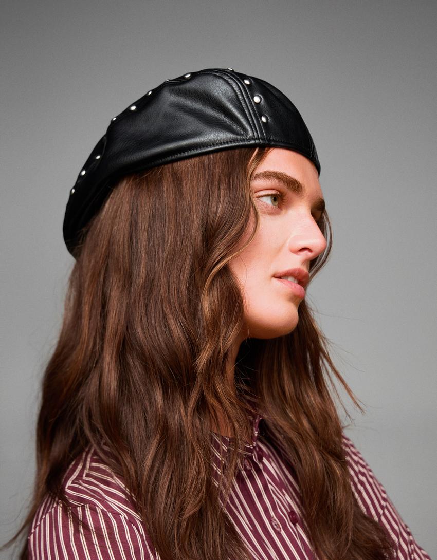 Baret met leereffect en studs-Zwart