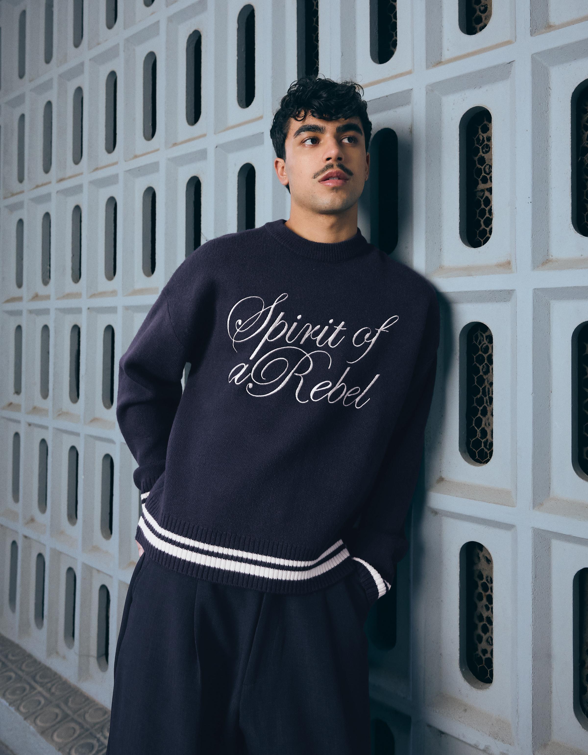 Bershka Bestickter Pullover Herren M Marinenblau