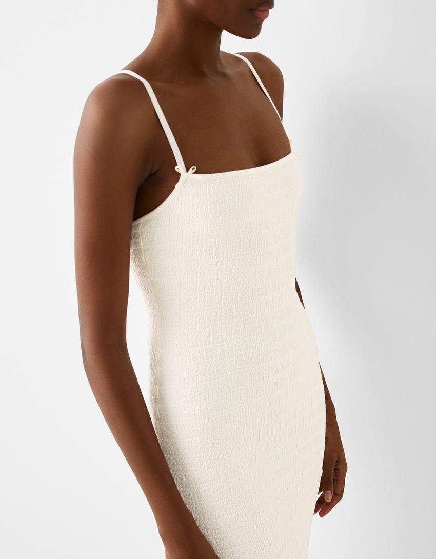 فستان ريفي متوسط الطول بحمالات وتفصيل ربطة-كريمي-3