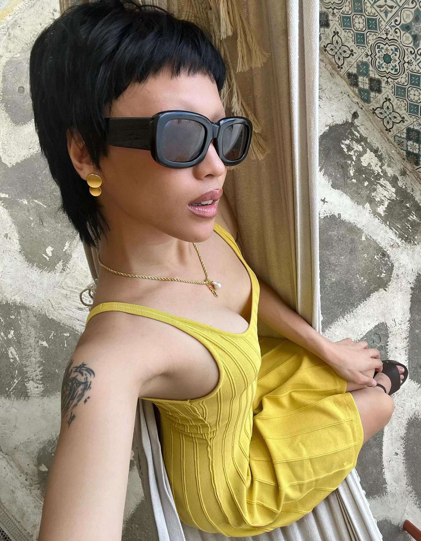 Bershka sukienka mini na ramiączkach musztardowy