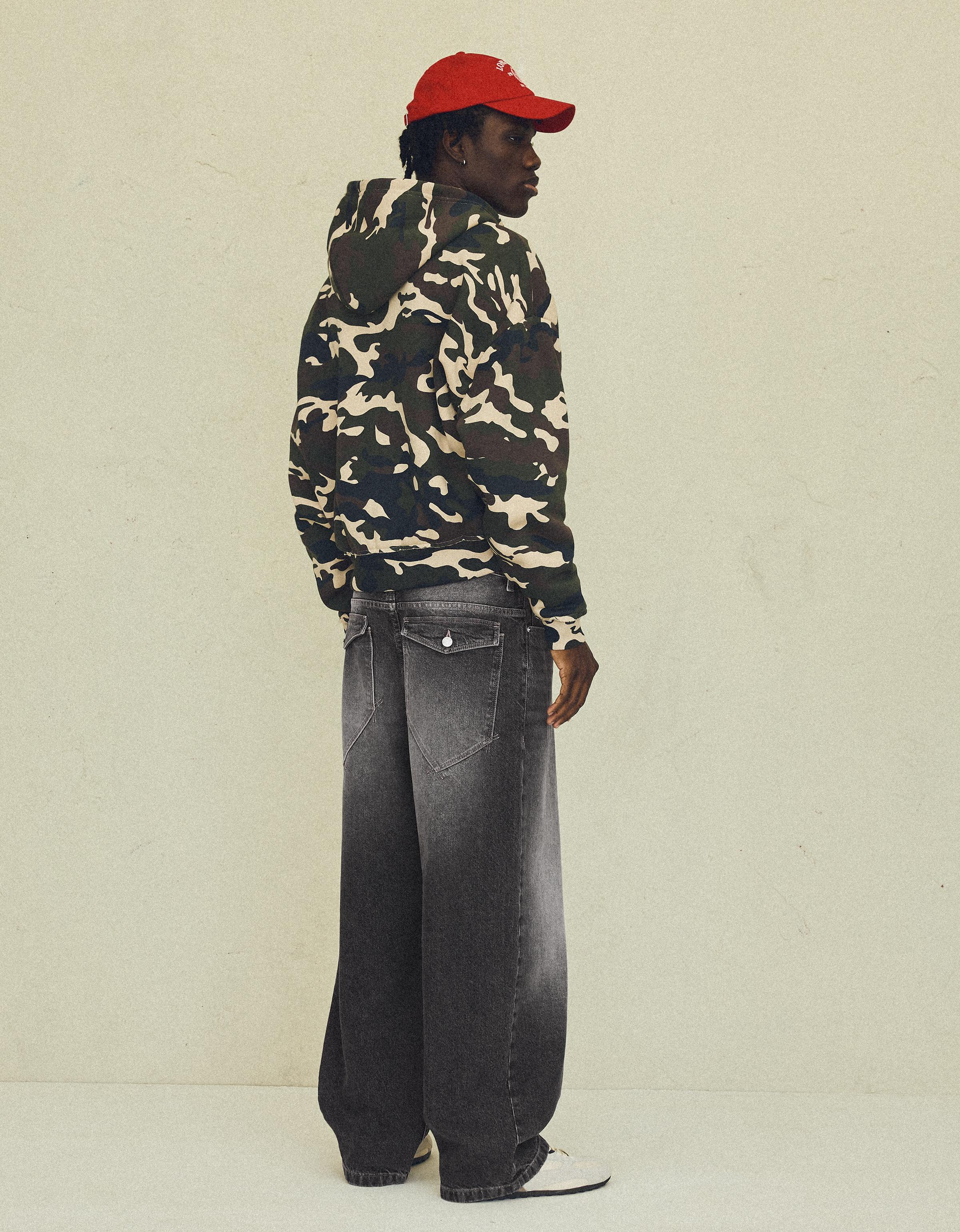 Bershka Arka tokalı neo barrel fit jean görsel 6