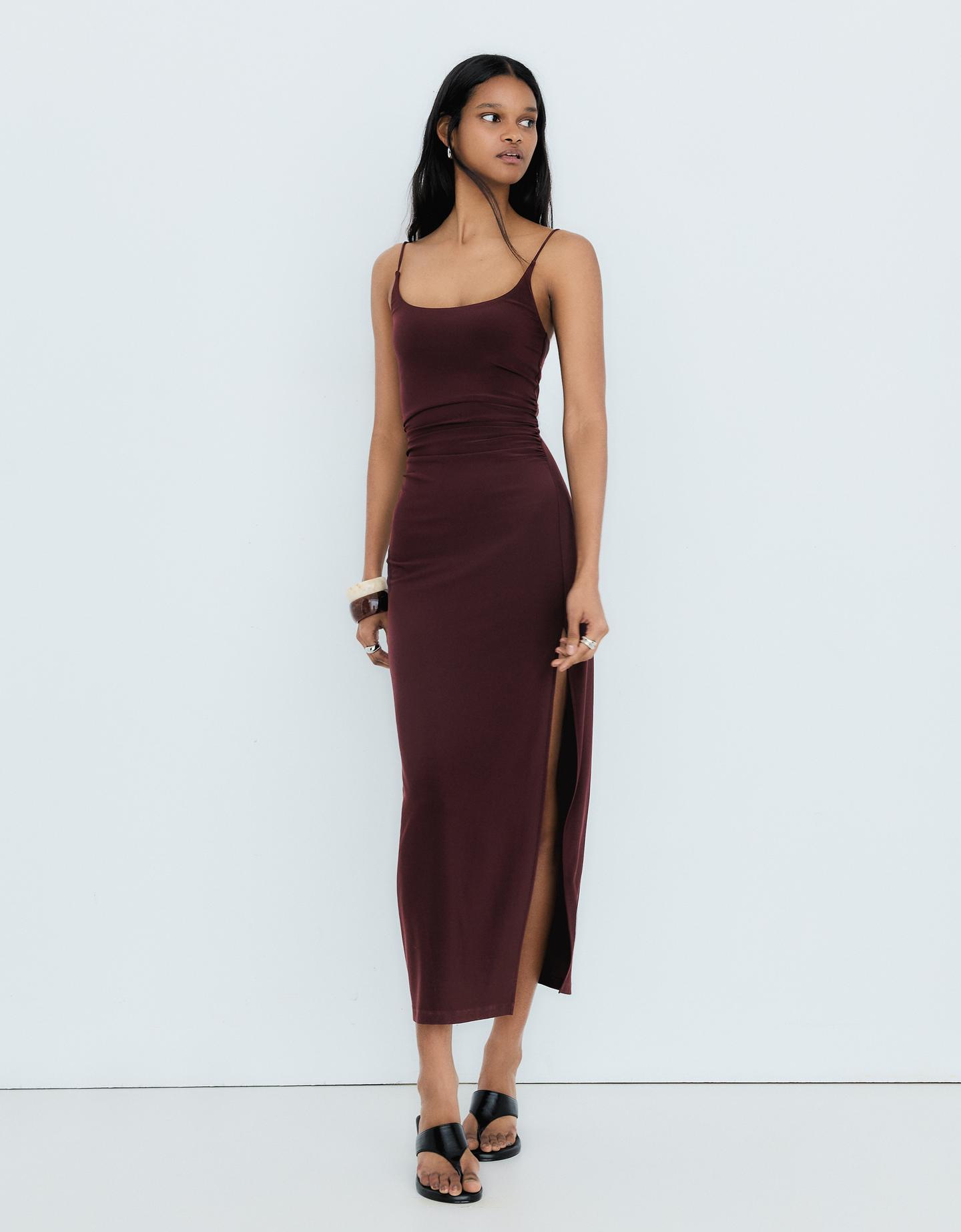 Bershka sukienka midi na ramiączkach z marszczeniami bordowy