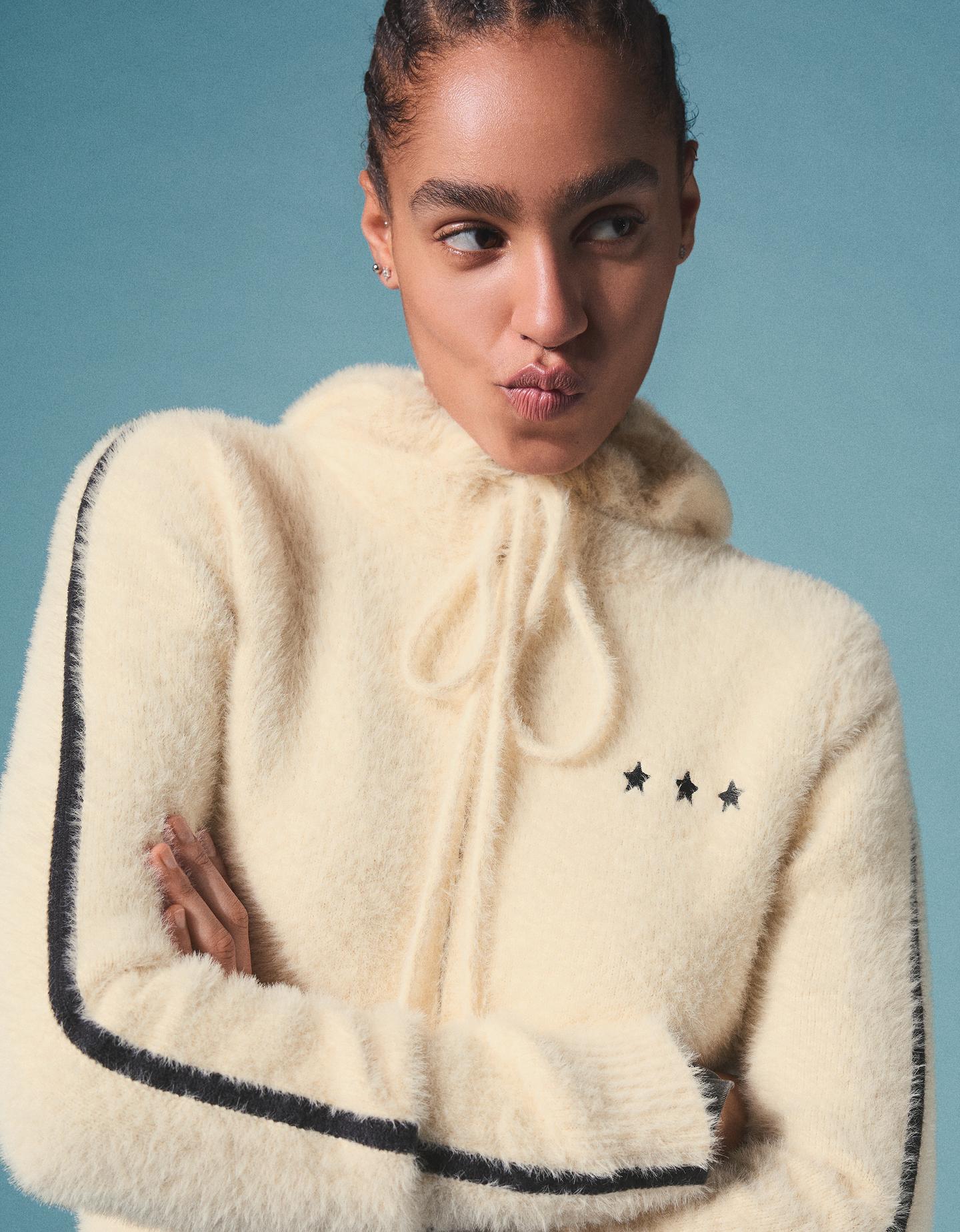 Bershka dzianinowy żakiet z haftem i zamkiem błyskawicznym kremowy