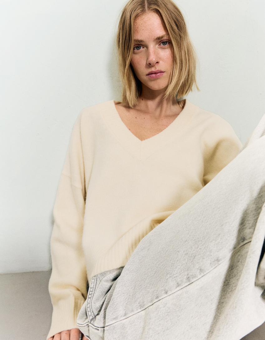 V-neck cropped sweater-Cream
