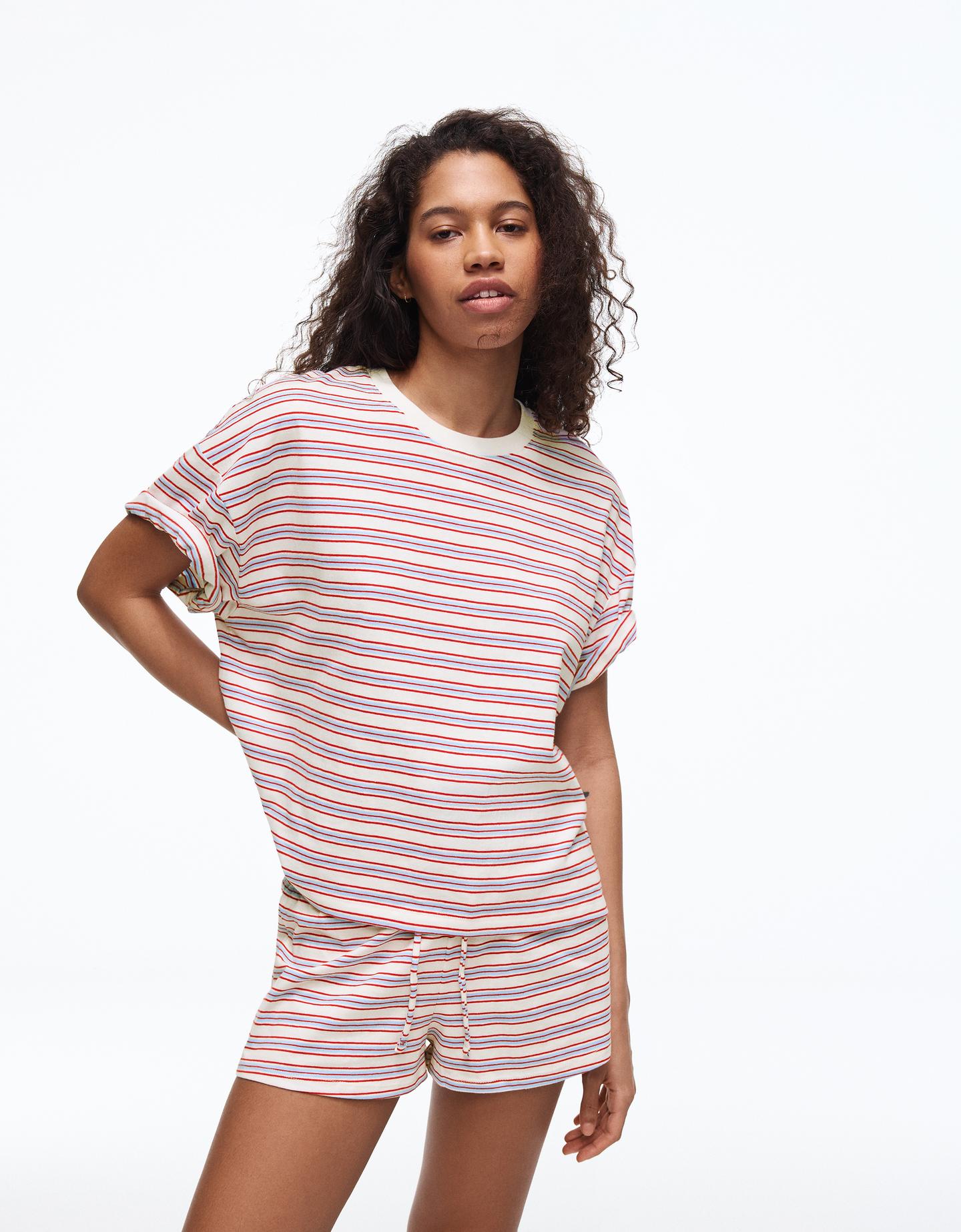 Bershka shorty z dzianiny dresowej z elastycznym pasem biały