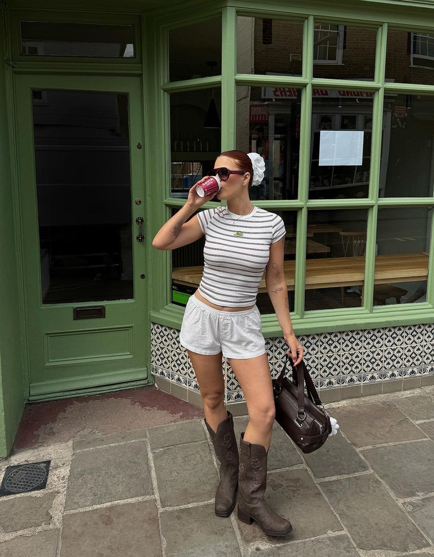 Short sleeve T-shirt with a scoop neck-White