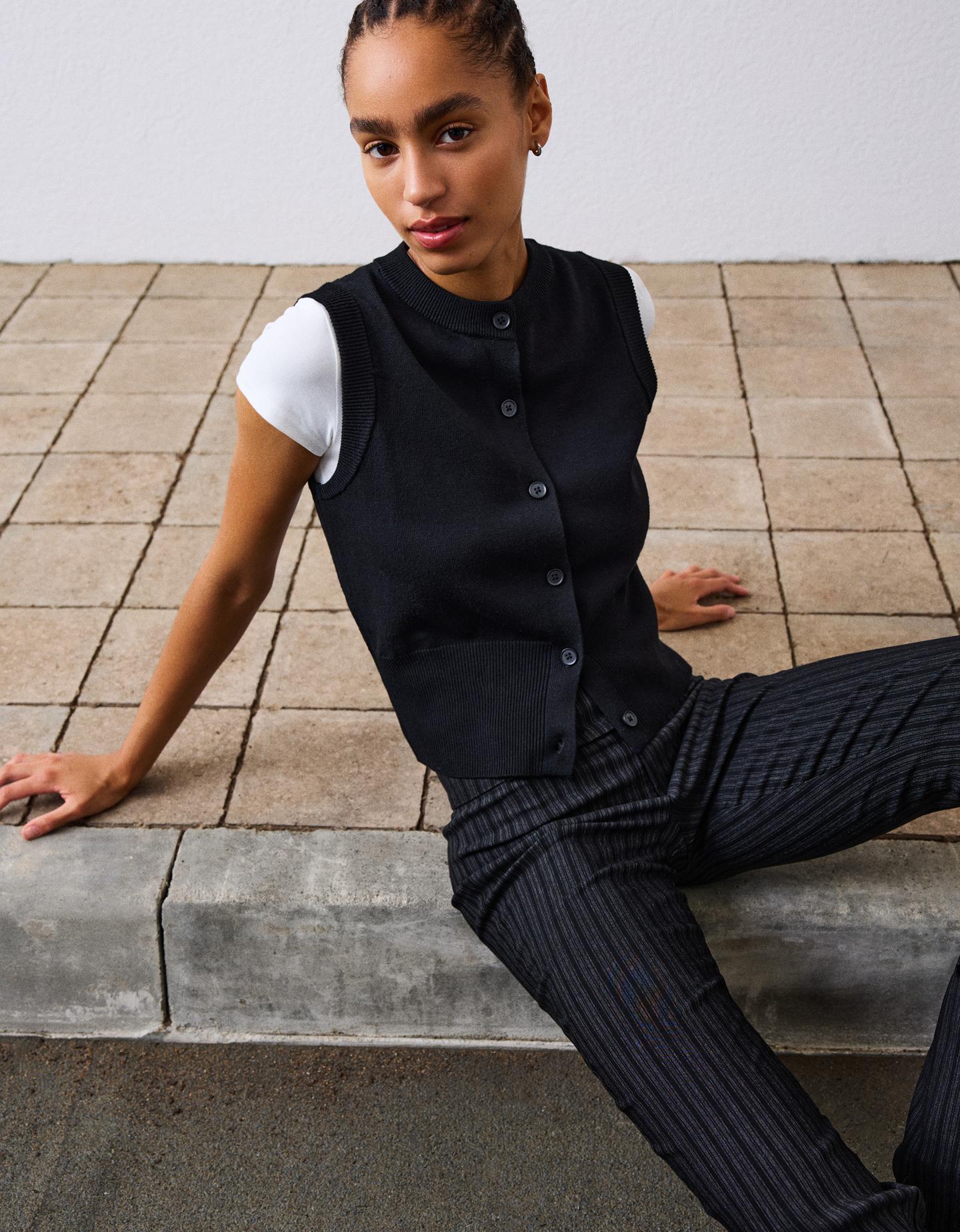 Bershka kamizelka dzianinowa z guzikami czarny