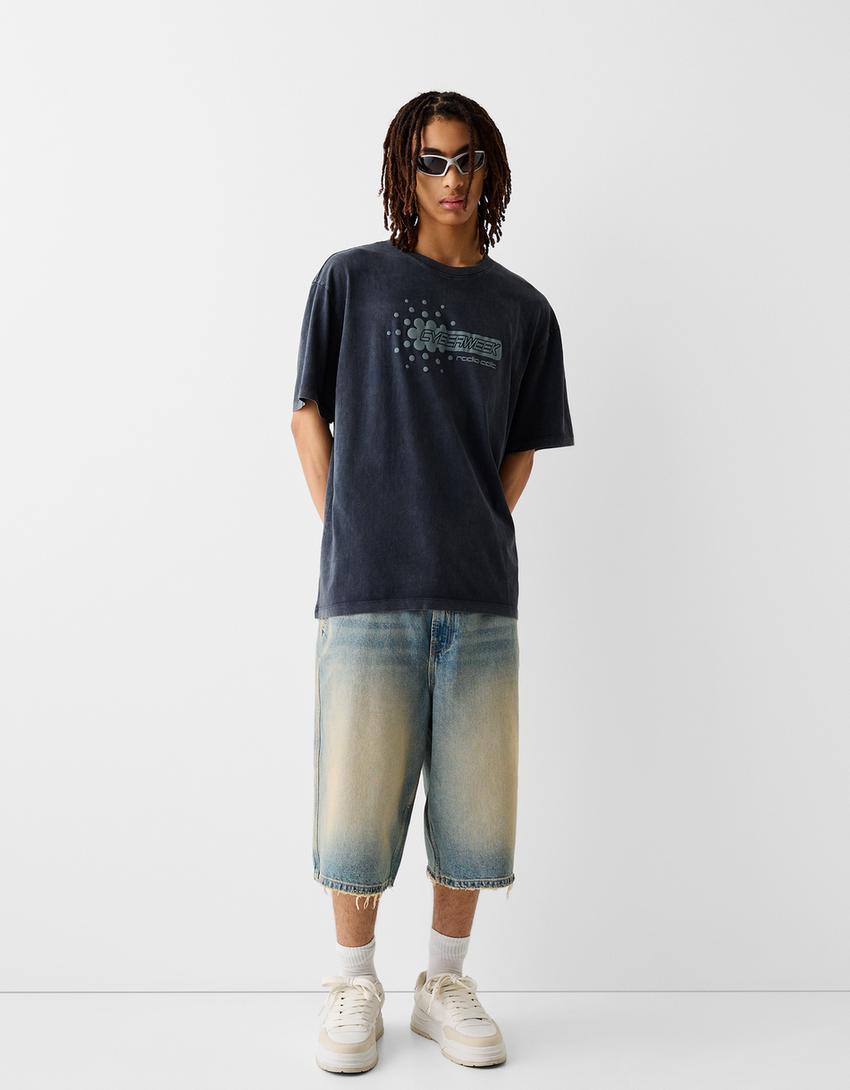 تيشرت بقصّة مربعة وأكمام قصيرة وطبعة وتأثير باهت-أسود-3