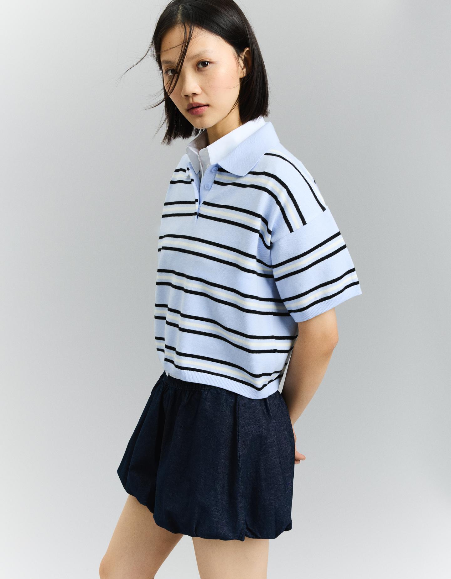 Bershka sweter w paski z kołnierzykiem polo niebieski