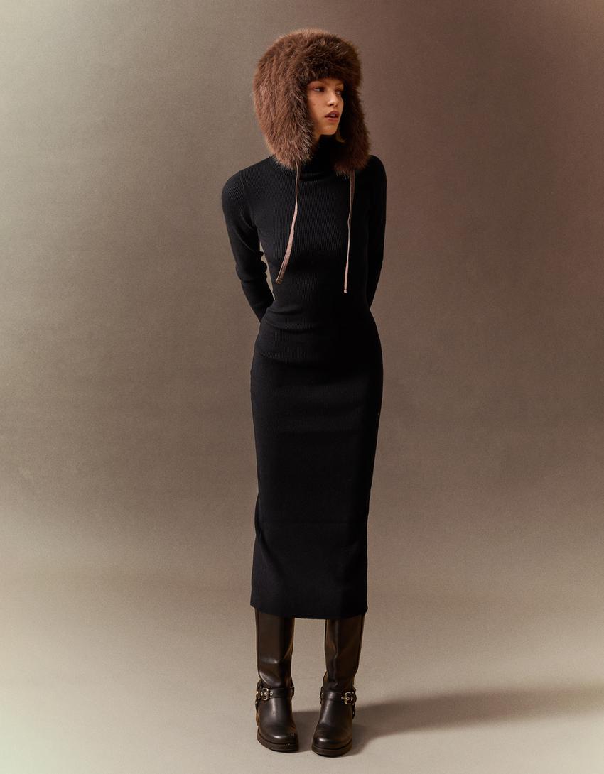 Vestido midi de nervuras com gola alta-Preto