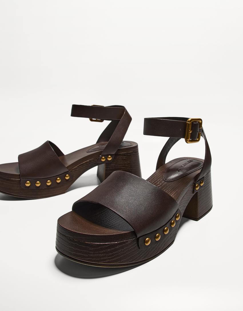 صندل بنعل عال وكعب-بني