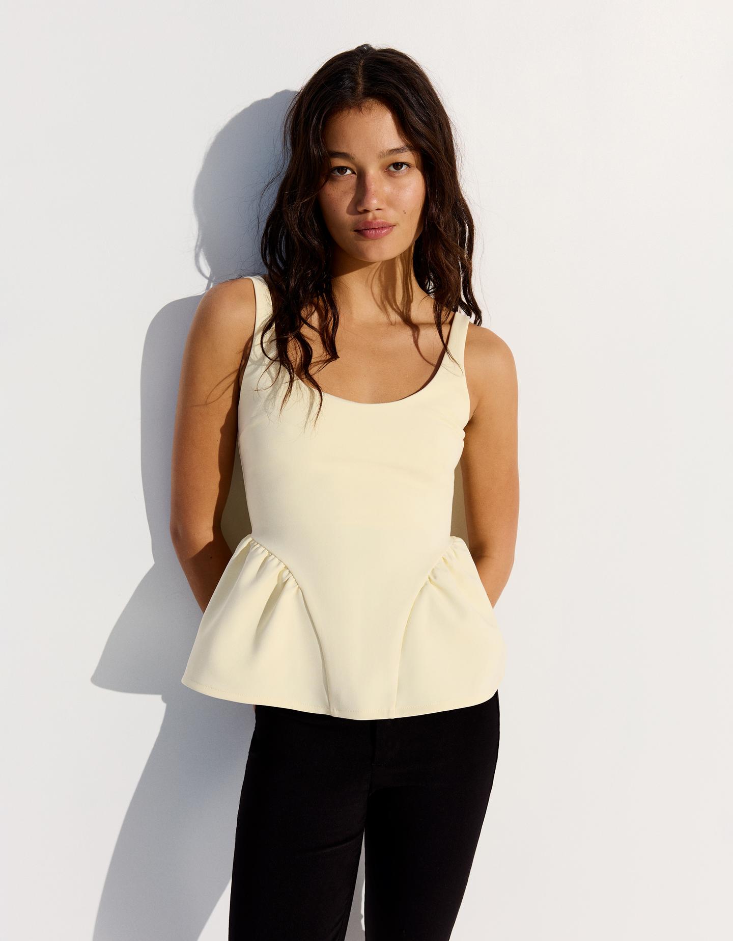 Bershka top na ramiączkach z baskinką żółty