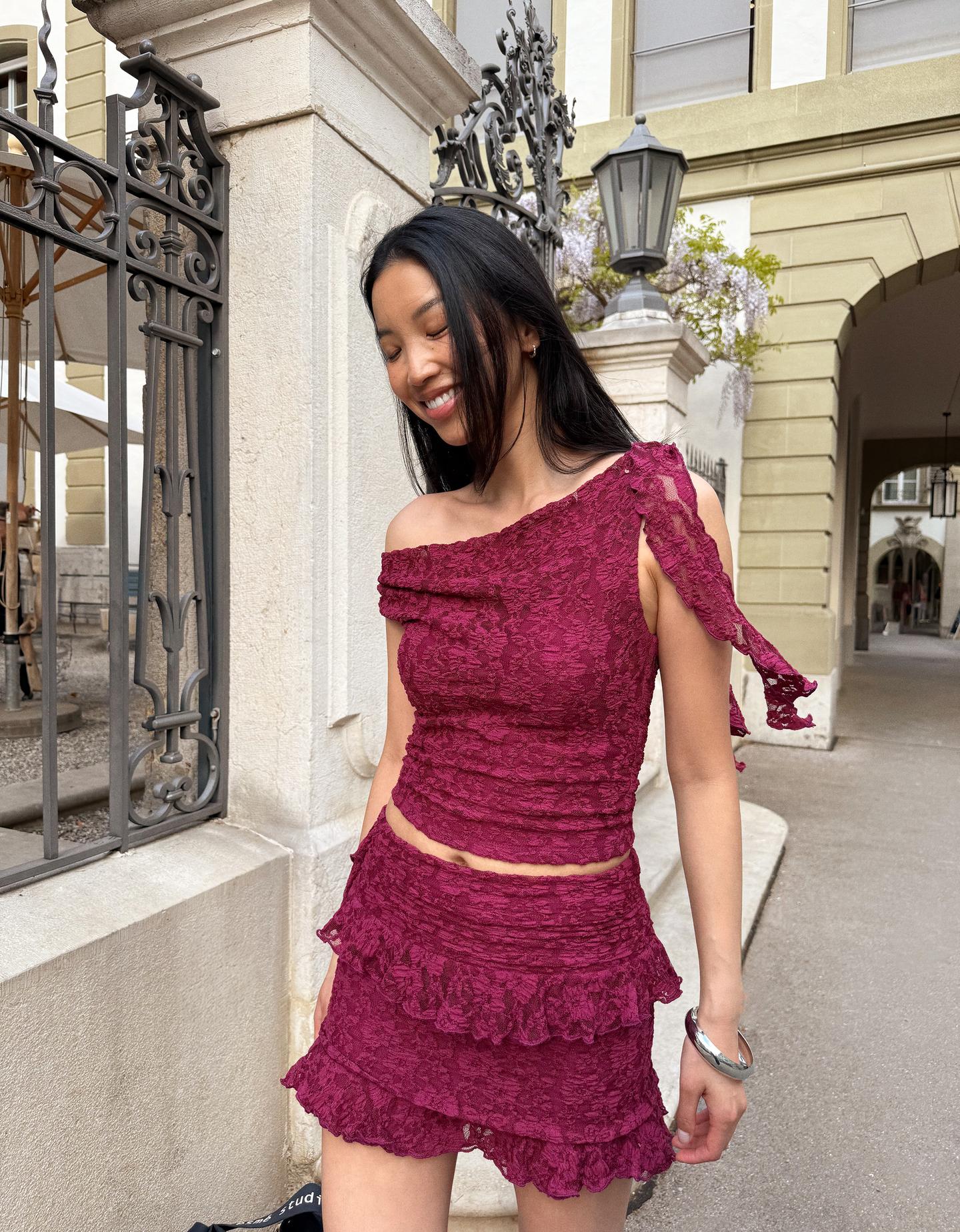 Bershka koronkowy top z falbanami rubinowy