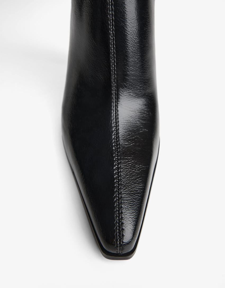 Bota de salto gravado-Preto