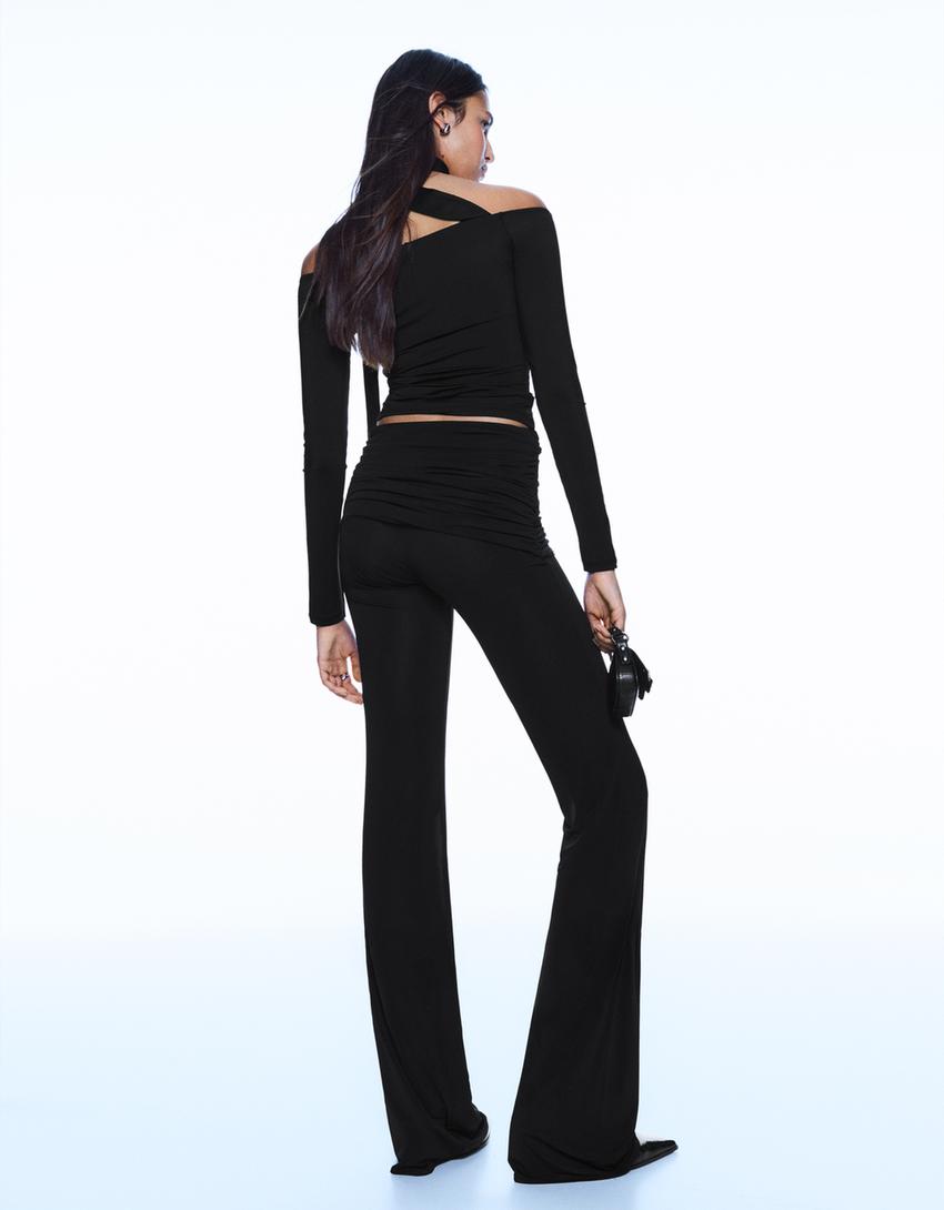 Calças flare drapeadas florais-Preto