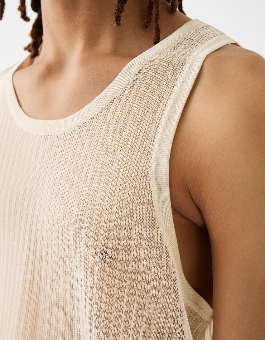 توب بدون أكمام وتفاصيل مثقبة-رملي-5