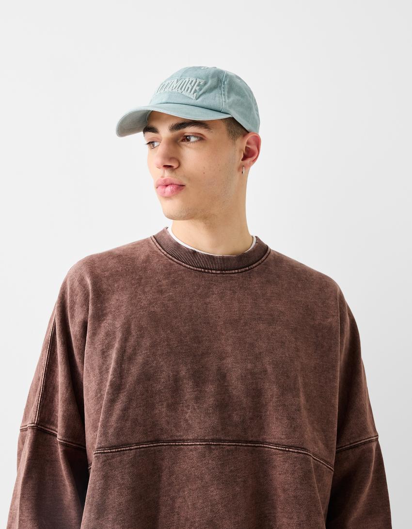 كاب أساسي بتطريز جامعي-أزرق فاتح-1