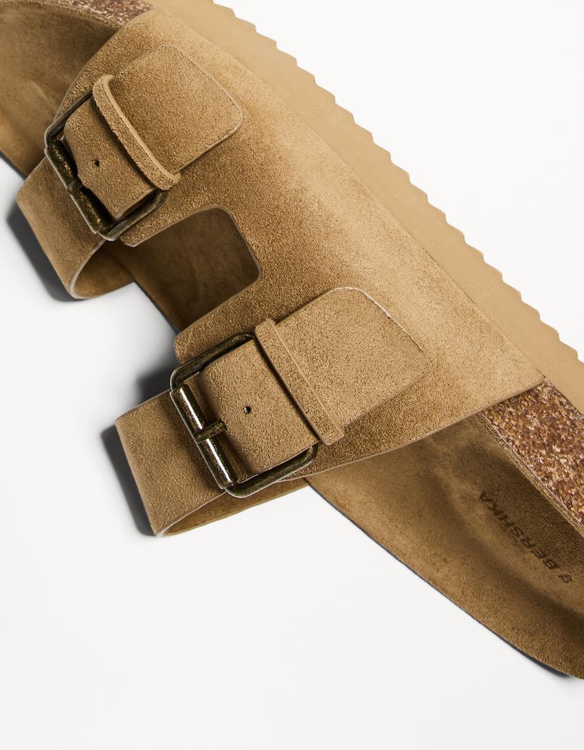 Flache Sandalen aus Leder mit Schnallen-Sandfarbe