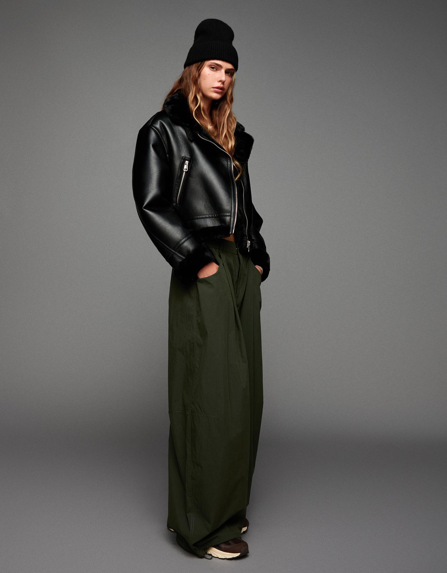 Bershka kurtka z podwójnym wykończeniem czarny