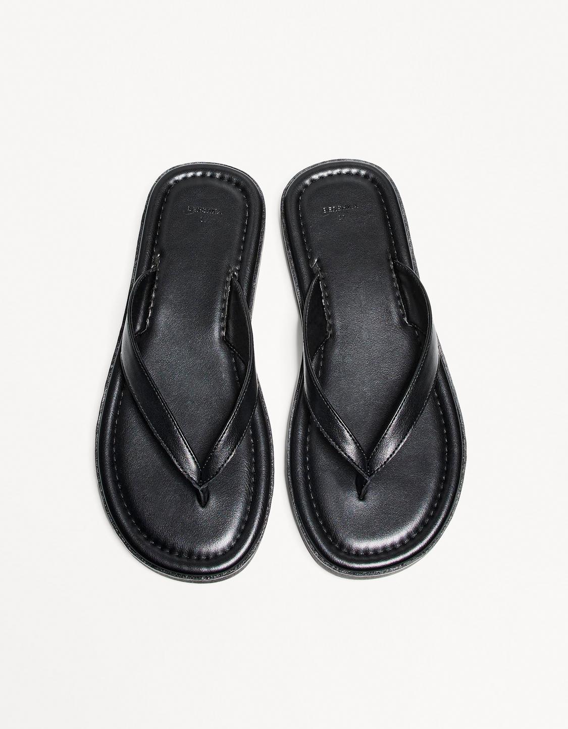 Strappy flat sandals