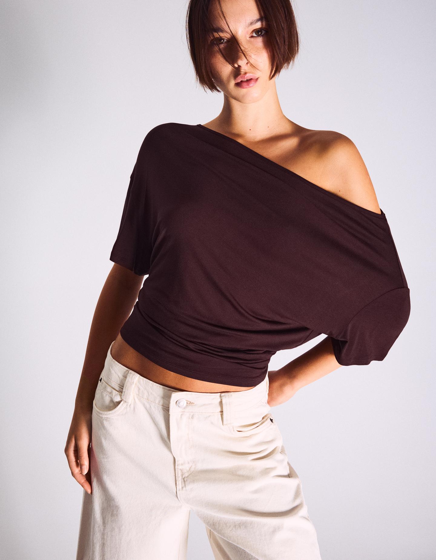 Bershka koszulka asymetryczna z krótkim rękawem brązowy