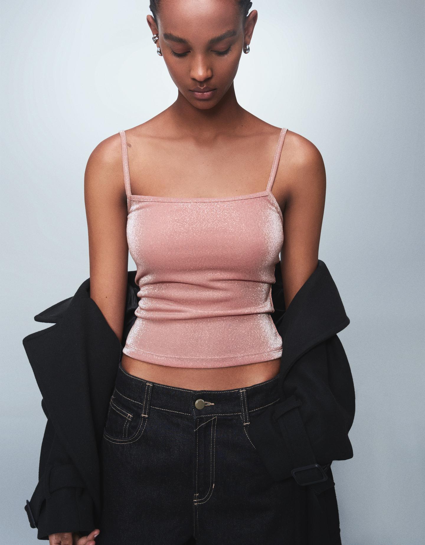 Bershka top na ramiączkach z metalizowaną nicią różowy