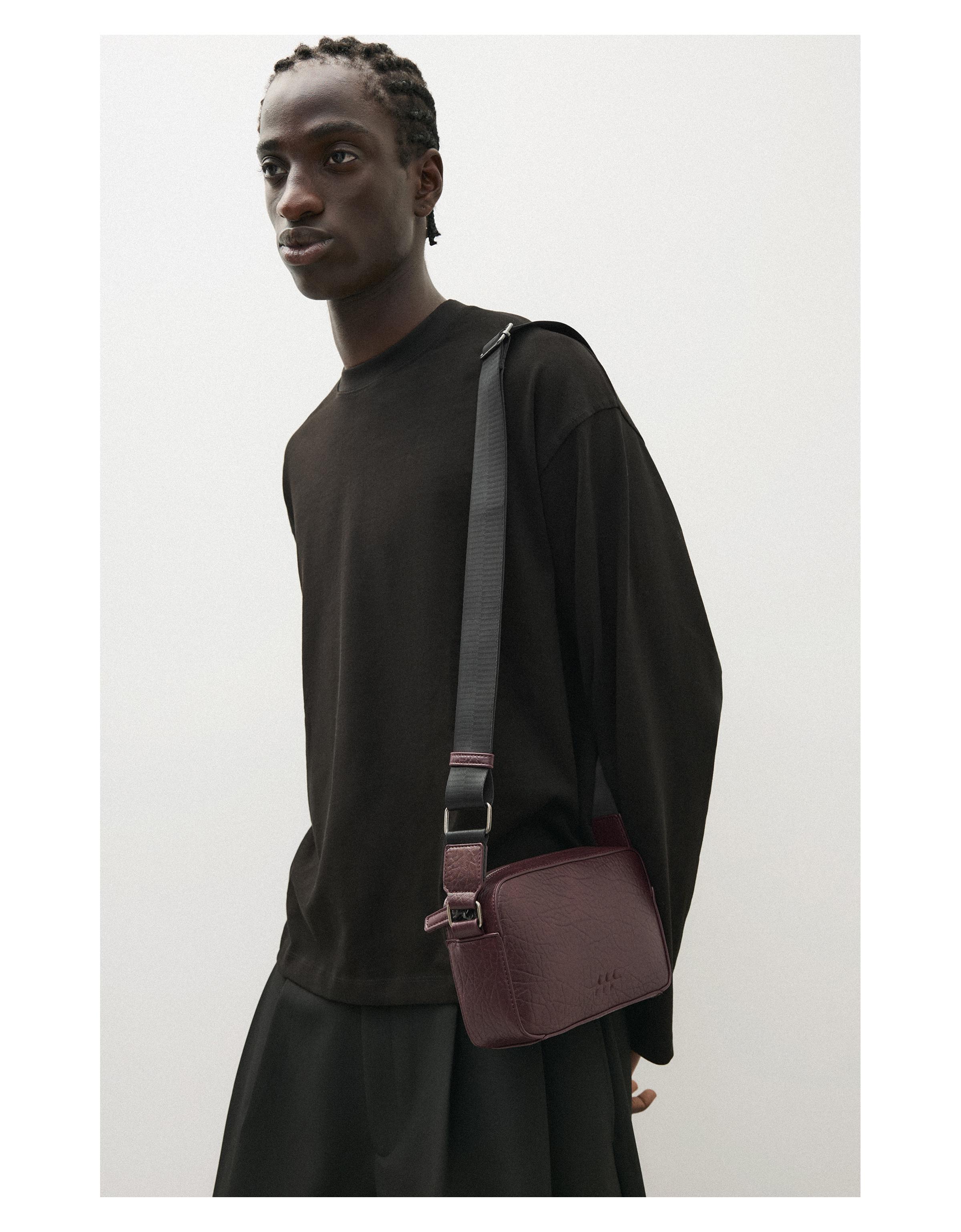 Embossed star crossbody bag — Maroon