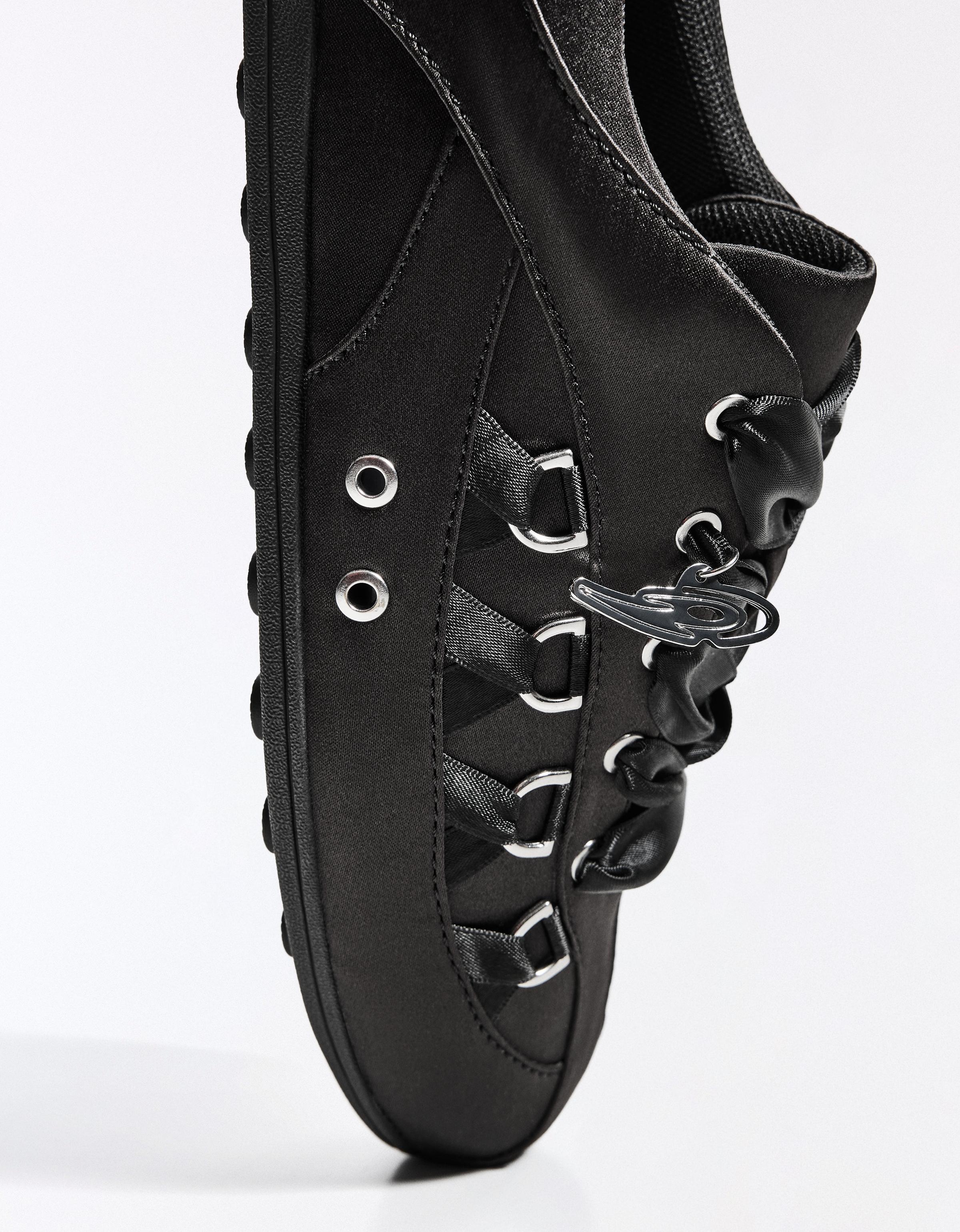 OUT OF CORE Trainers — BLACK