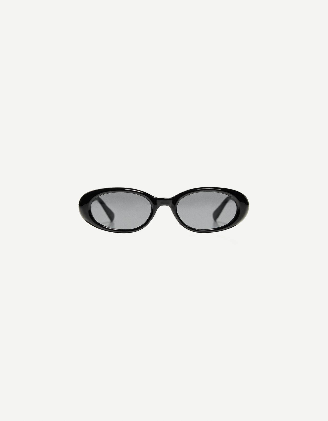 Oval plastic sunglasses — Black
